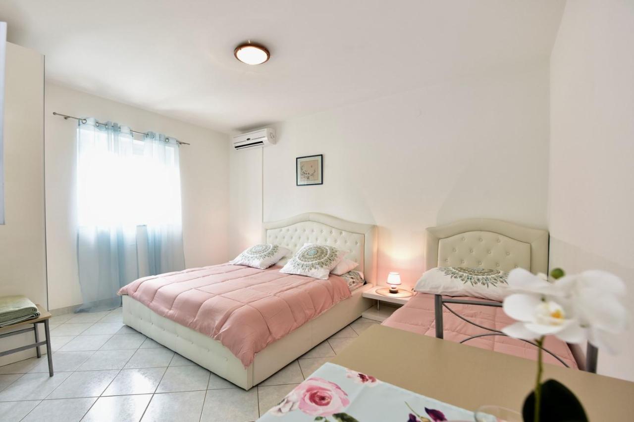 Apartments House Anna For Max 13 Persons In Porec, Pet Friendly Exterior foto